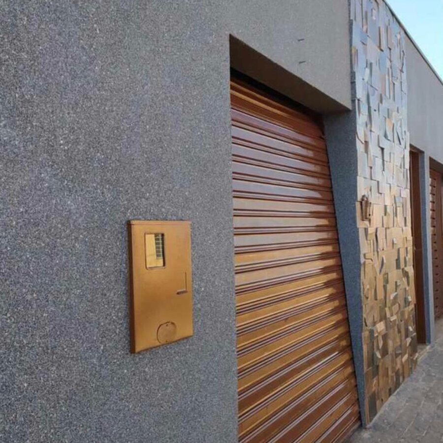 Fachada com revestimento de parede em tom cinza
