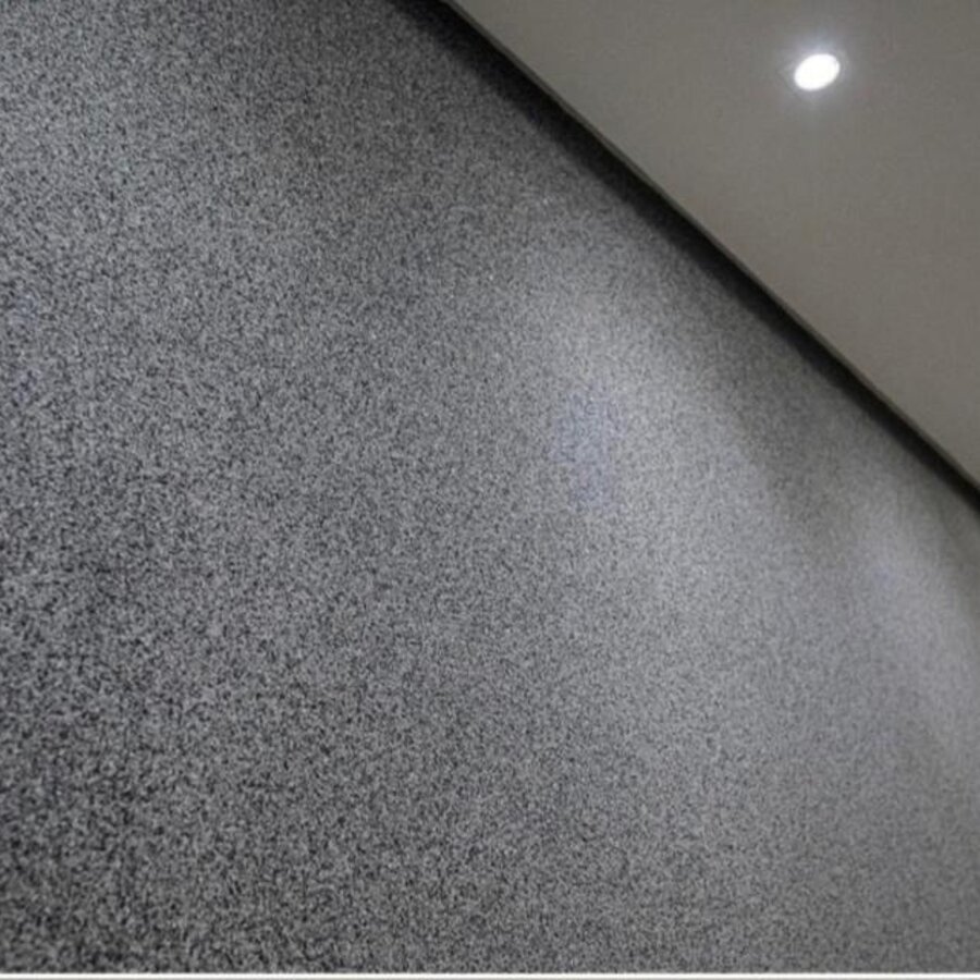 Parede interna revestida em tom cinza com iluminação embutida