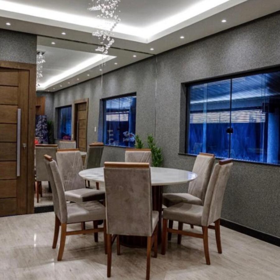Sala de jantar com parede revestida em tom cinza