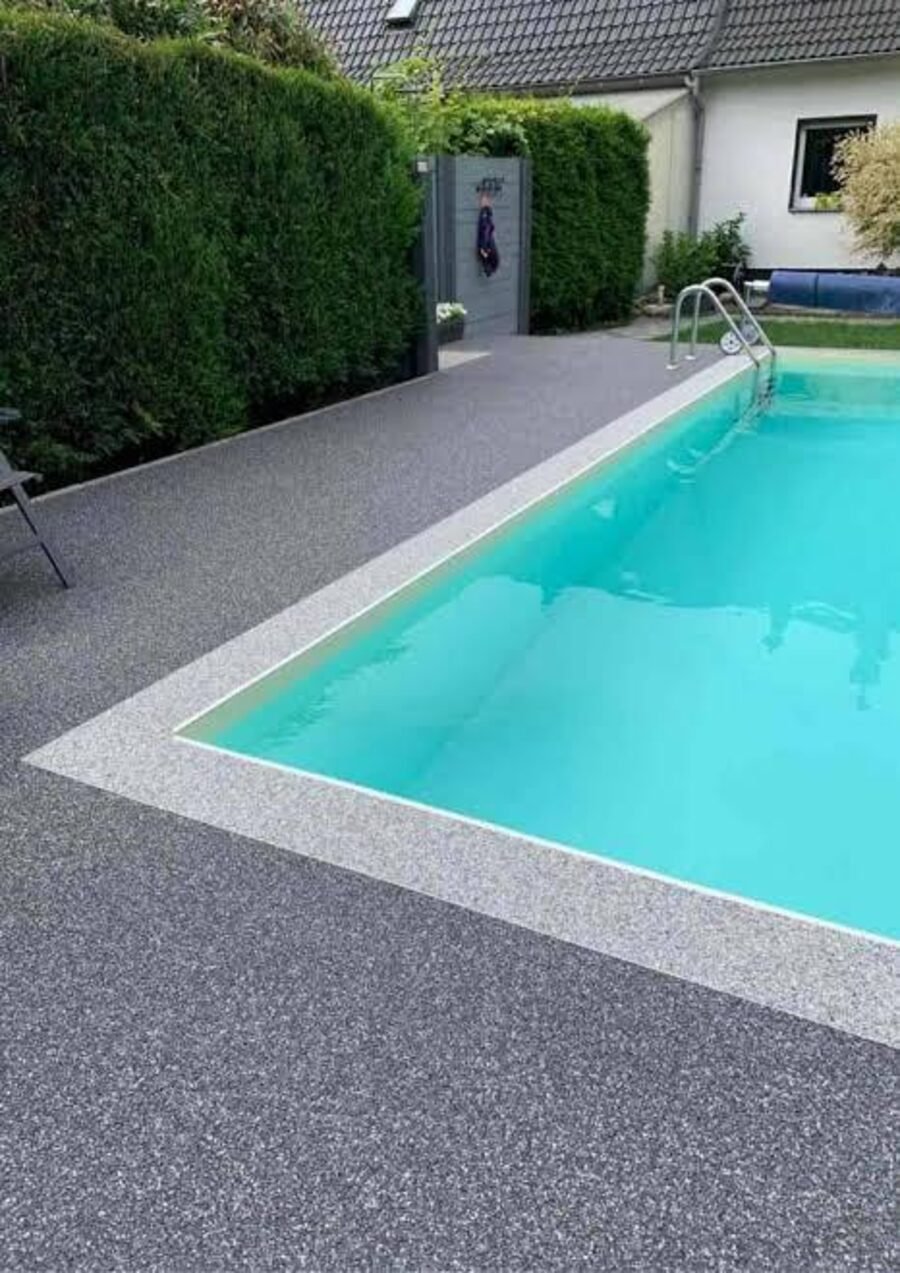 Piscina com piso drenante grafite